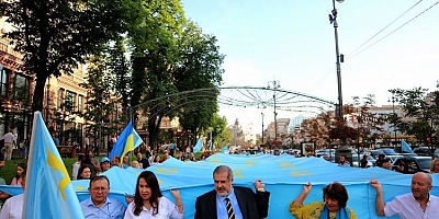 Ukrayna Dışişleri Bakanlığında Kırım Tatar bayrağı törenle göndere çekildi