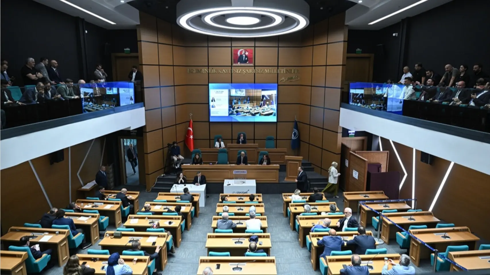 Valilikten 'geçici' Üsküdar Belediyesine görevlendirme
