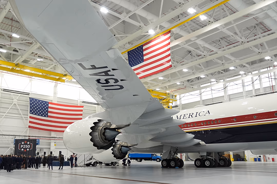 Trump, Katar'ın hediye ettiği yeni Air Force One uçağını tanıttı