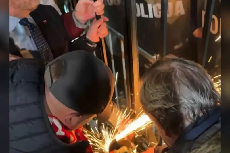 Polis Anayasa Mahkemesi'ne müdahale etti
