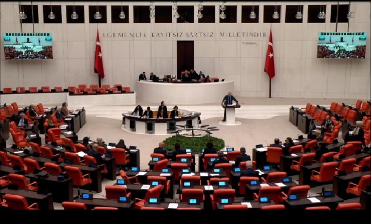AK Parti'den 'sorumluluk kalkanı' geri adımı: Fon yasası Meclis'ten geçti