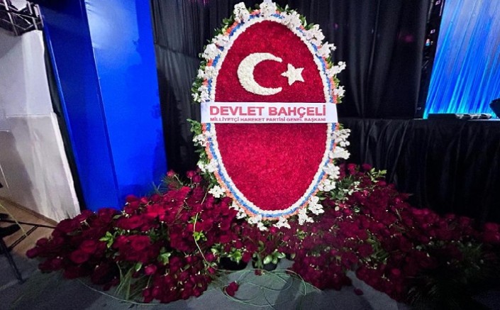 AK Parti Kongresinde Devlet Bahçelin Çelenki Gündem Oldu