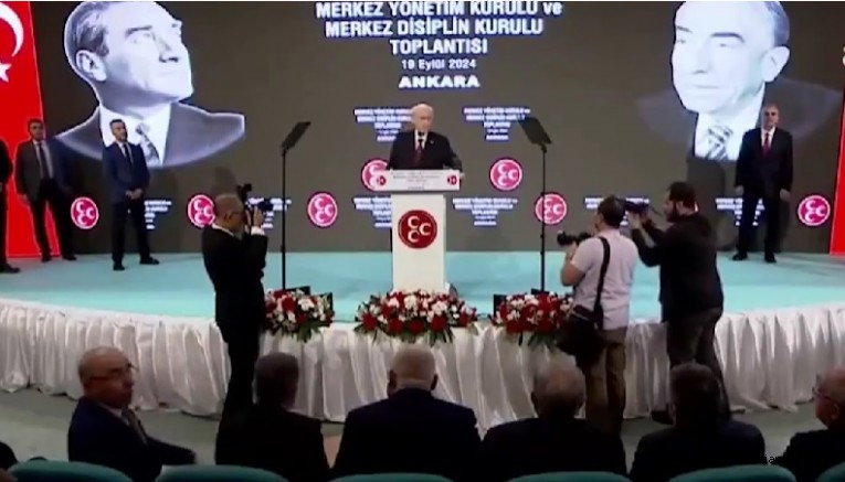 Bahçeli'den gazeteciye azar