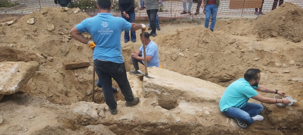 Efeler Kemer Mahallesinde Yol Kazısında Anıt Mezar Kalıntısı Bulundu