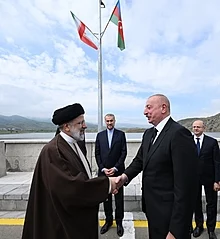 İran Cumhurbaşkanı İbrahim Reisi ve heyetini taşıyan helikopterin enkazına ulaşıldı. İranlı yetkililer Reisi'nin beraberindeki heyet ile hayatını kaybettiğini bildirdi.  İran devlet televizyonu, İbrahim Reisi ve Dışişleri Bakanı Hüseyin Emir Abdullahiyan’