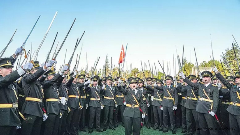 'Mustafa kemalin Askerleriz' sözü ihraç getirdi