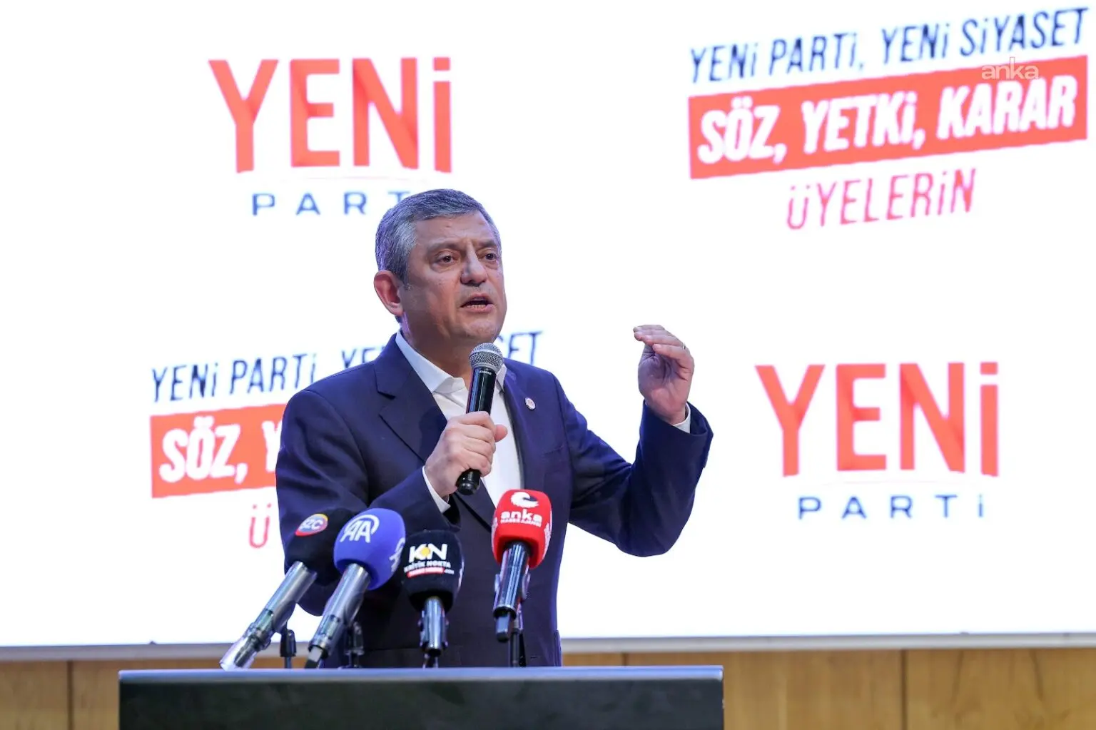 Özgür Özel: “Erdoğan sorunu çözmüyor, suçu başkasına atmakla uğraşıyor”