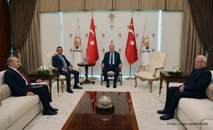 Özgür Özel ve Cumhurbaşkanı Erdoğan merakla beklenen görüşmeyi AKP Genel Merkezi'nde gerçekleştirdi.