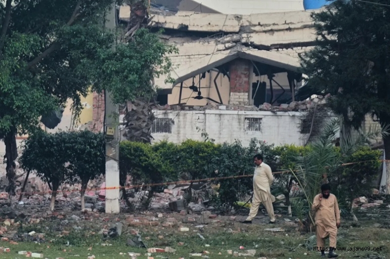 Pakistan, Hindistan'ın saldırılarına karşılık vermeye başladığını duyurdu.