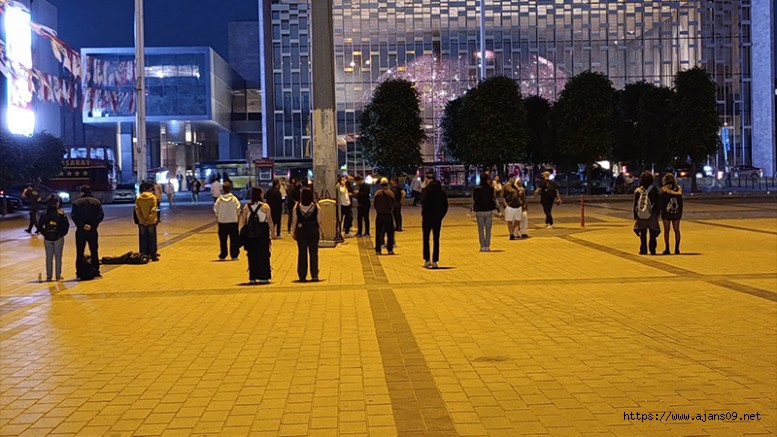 Taksim’de ‘duran adam’ eylemi tutuklama getirdi.