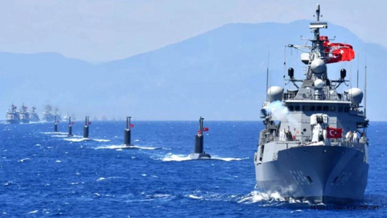 Türk savaş gemilerinden KKTC'de  gövde gösterisi